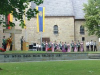Unsere Dorfmitte bietet eine prächtige Kulisse für den Vorbeimarsch