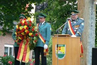 Vorher legte Oberst Drüke einen Kranz zum Andenken der Opfer des 2. Weltkrieges nieder