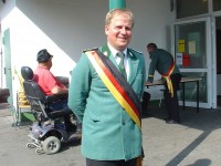 Bernd Meyer begrüßte mit seiner besonderen Schärpe die Ehrengäste des Schützenvereins Bernd Meyer begrüßte mit seiner besonderen Schärpe die Ehrengäste des Schützenvereins