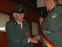 Oberst Drüke konnte sogar einem Mitglied für 70 Jahre Mitgliedschaft im Schützenverein Alfen gratulieren: Konrad Reike Oberst Drüke konnte sogar einem Mitglied für 70 Jahre Mitgliedschaft im Schützenverein Alfen gratulieren: Konrad Reike