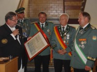 Für Oberst Drücke überraschend, wurde er selbst geehrt. Ihm wurde das Schulterband zum St. Sebastianus-Ehrenkreuz verliehen. Er kommentierte diese Auszeichnung mit den Worten "Eigentlich gehört die Auszeichnung meiner Frau und meinen Kindern, die auf mich verzichtet haben während ich euch dienen durfte" Für Oberst Drücke überraschend, wurde er selbst geehrt. Er kommentierte diese Auszeichnung mit den Worten "Eigentlich gehört die Auszeichnung meiner Frau und meinen Kindern, die auf mich verzichtet haben während ich euch dienen durfte"