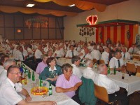 Die Geehrten wurden anschließend von den anwesenden Schützen heftig beglückwünscht Die Geehrten wurden anschließend von den anwesenden Schützen heftig beglückwünscht