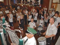 Während des Frühstücks unterhielt der Musikverein mit zünftiger Blasmusik. Auch der Spielmannszug gab eine Märsche zum Besten Während des Frühstücks unterhielt der Musikverein mit zünftiger Blasmusik. Auch der Spielmannszug gab eine Märsche zum Besten