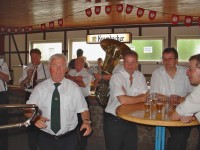 Werner Hüster wurde von seinen ehemaligen Musikerkollegen für sein Mitgliedschaftsjubiläum (50 Jahre) ein Ständchen gebracht Werner Hüster wurde von seinen ehemaligen Musikerkollegen für sein Mitgliedschaftsjubiläum (50 Jahre) ein Ständchen gebracht