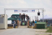 Am Start war eine Rampe aufgebaut, um in Fahrt zu kommen Am Start war eine Rampe aufgebaut, um in Fahrt zu kommen