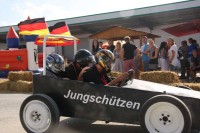 Hier Johannes Ahrens am Steuer der neuen Alfener Seifenkiste