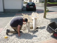 Fein säuberlich werden die Stehlen ausgerichtet (24.4.2011)